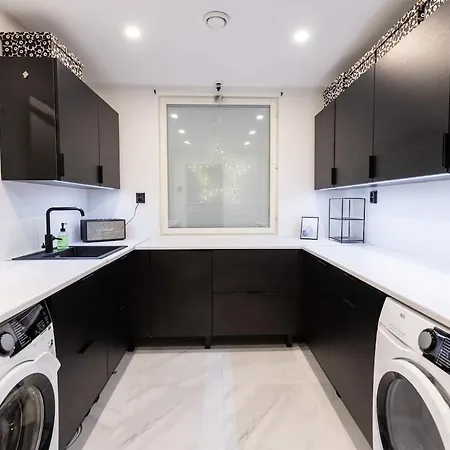 Ak - Modern With Jacuzzi